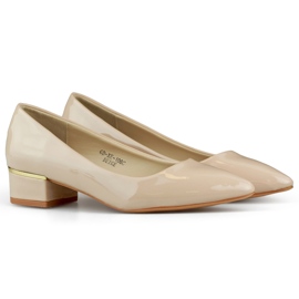 Beige Lackpumps mit niedrigem Absatz