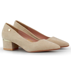 Beige Pumps mit niedrigen Absätzen