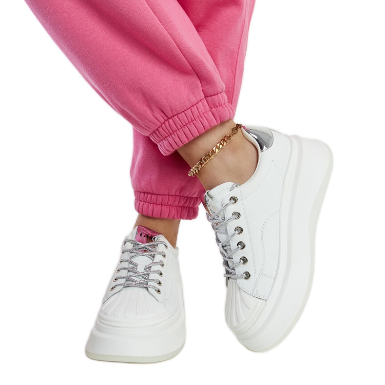 Weiße Sneakers auf der GOE NN2N4033-Plattform
