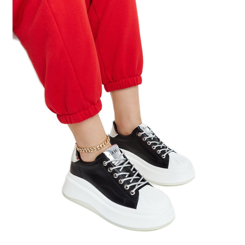 Schwarze Sneakers auf der GOE NN2N4034-Plattform
