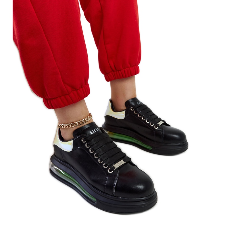 Schwarze Sneakers auf der GOE NN2N4030-Plattform