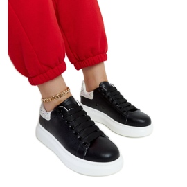 Schwarze Sneaker auf der GOE JJ2N4052-Plattform