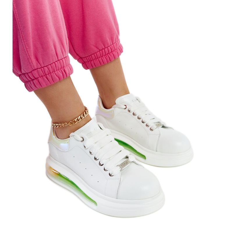 Weiße Sneakers auf der GOE NN2N4029-Plattform