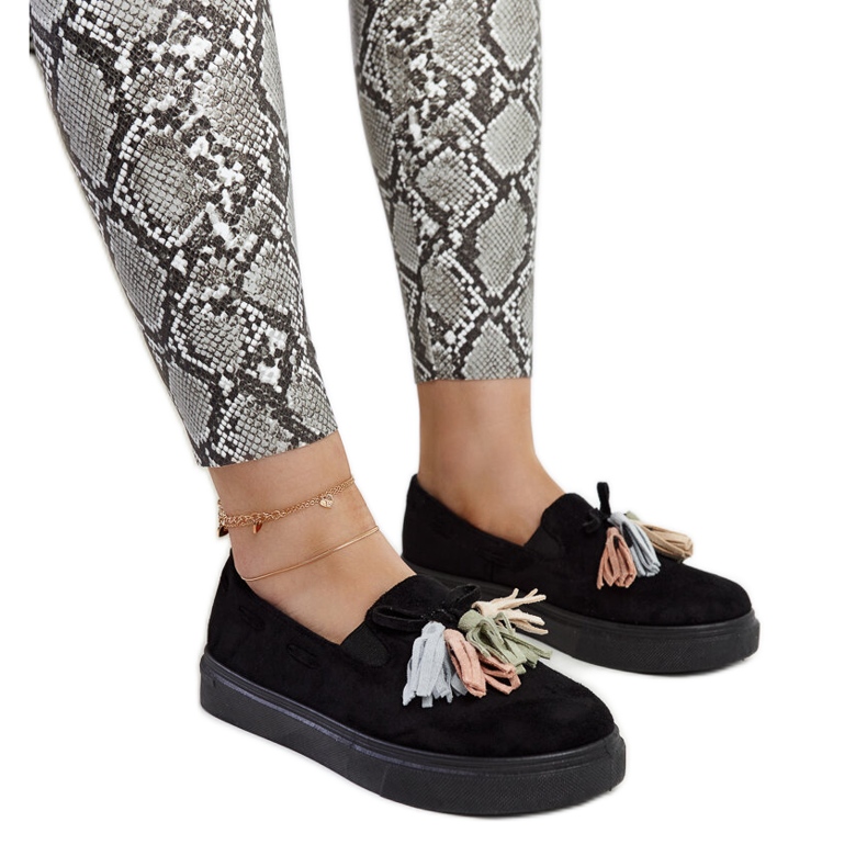 Schwarze Schuhe mit bunten Quasten von Adaldrida