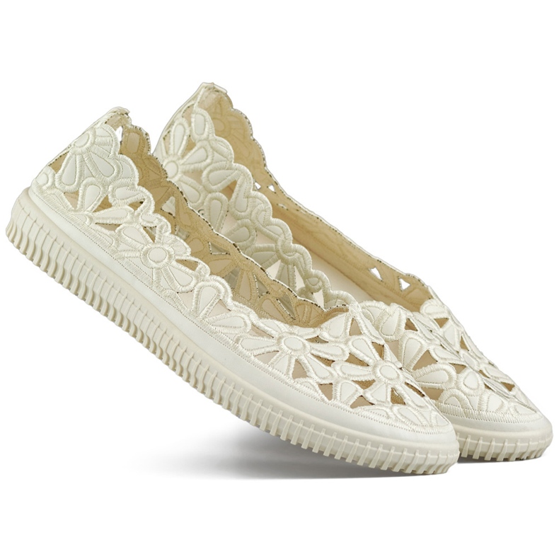 Ballerinas mit durchbrochenen Ausschnitten, Damenschuhe mit Blumenmuster beige