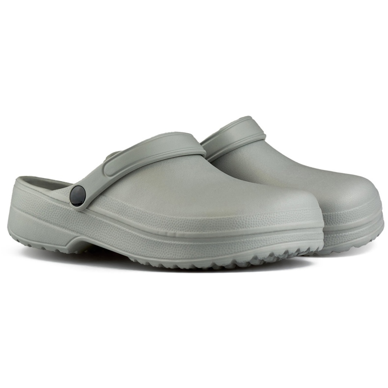 Graue Pantoffeln vom Kroksy-Typ