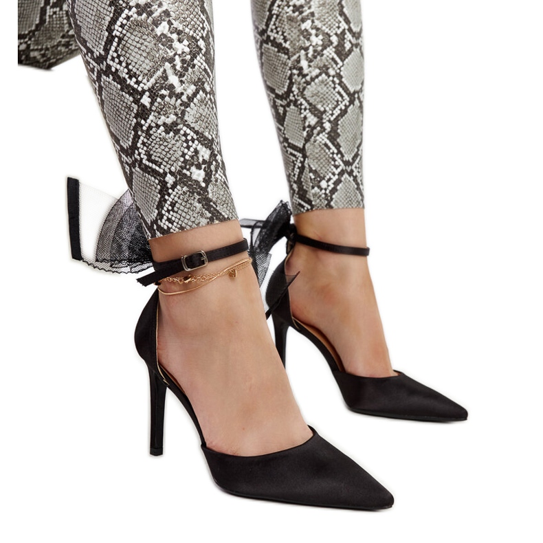 Schwarze High Heels mit Schleife von Ilaysa