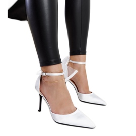 Weiße High Heels mit Schleife von Ilaysa