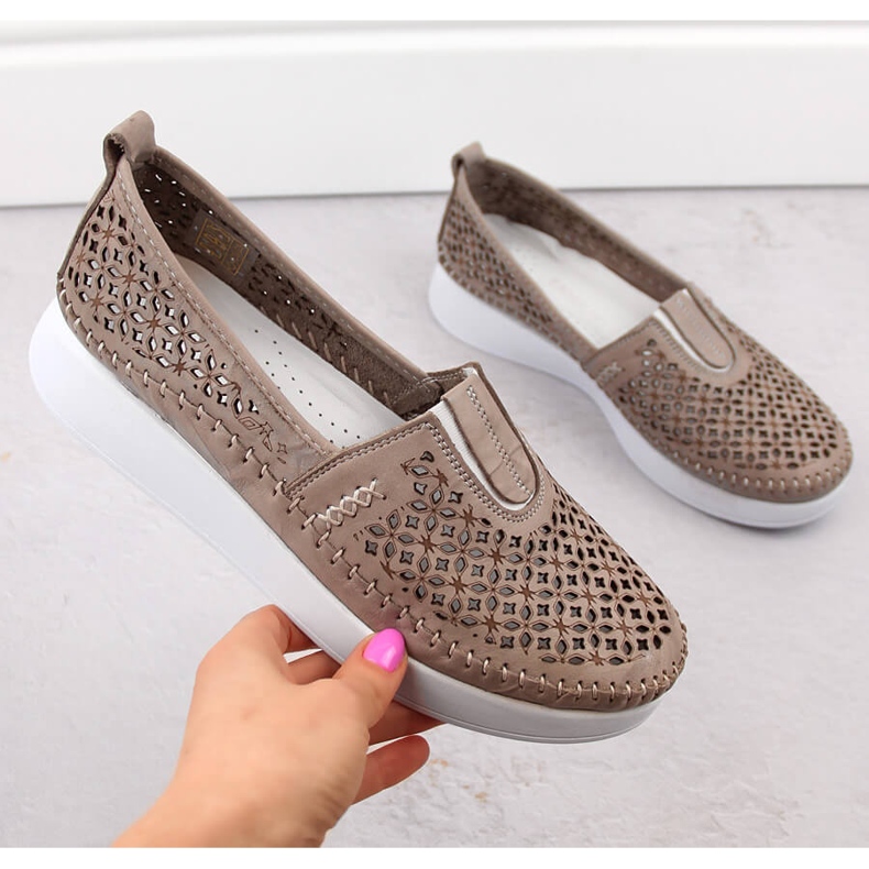 Durchbrochene Damen-Slipper aus Leder, beige T.Sokolski 0712