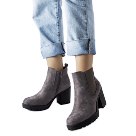 Graue Wildleder-Stiefeletten mit hohen Absätzen von Magnui