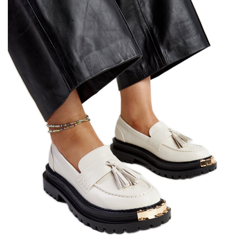 Hellbeige massive Mokassins mit goldenen Einsätzen von Tuga