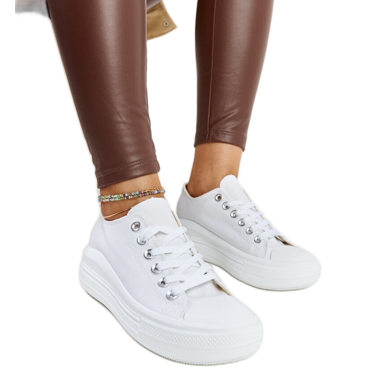 Weiße Turnschuhe auf einer dicken Zlata-Plattform