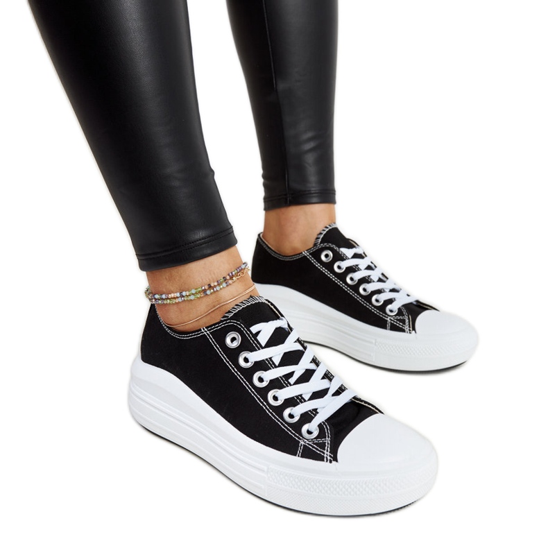 Schwarze Turnschuhe auf einer dicken Zlata-Plattform