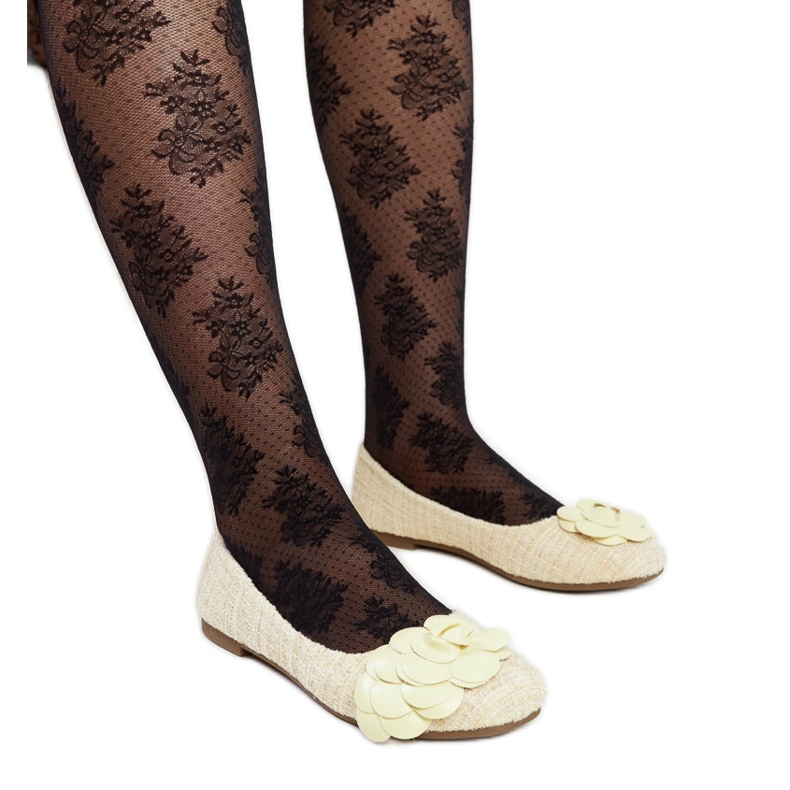 Gelbe Ballerinas mit dekorativer Mateja-Blume