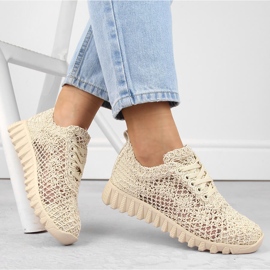 Beigefarbene Damen-Sportschuhe aus Spitze von T.Sokolski 1982