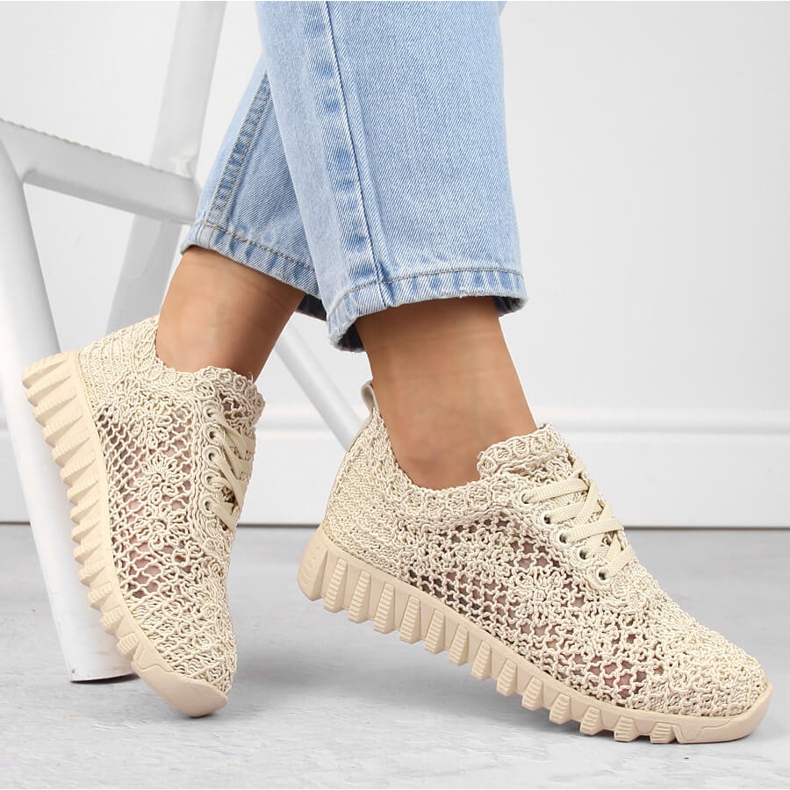 Beigefarbene Damen-Sportschuhe aus Spitze von T.Sokolski 1982