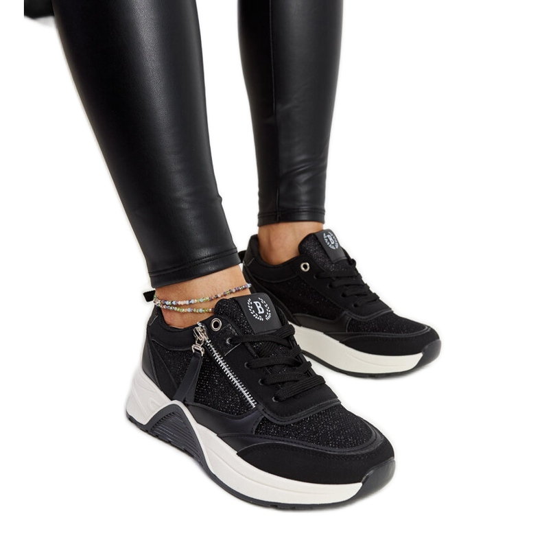 Schwarze, glänzende Sneakers auf der Makda-Plattform