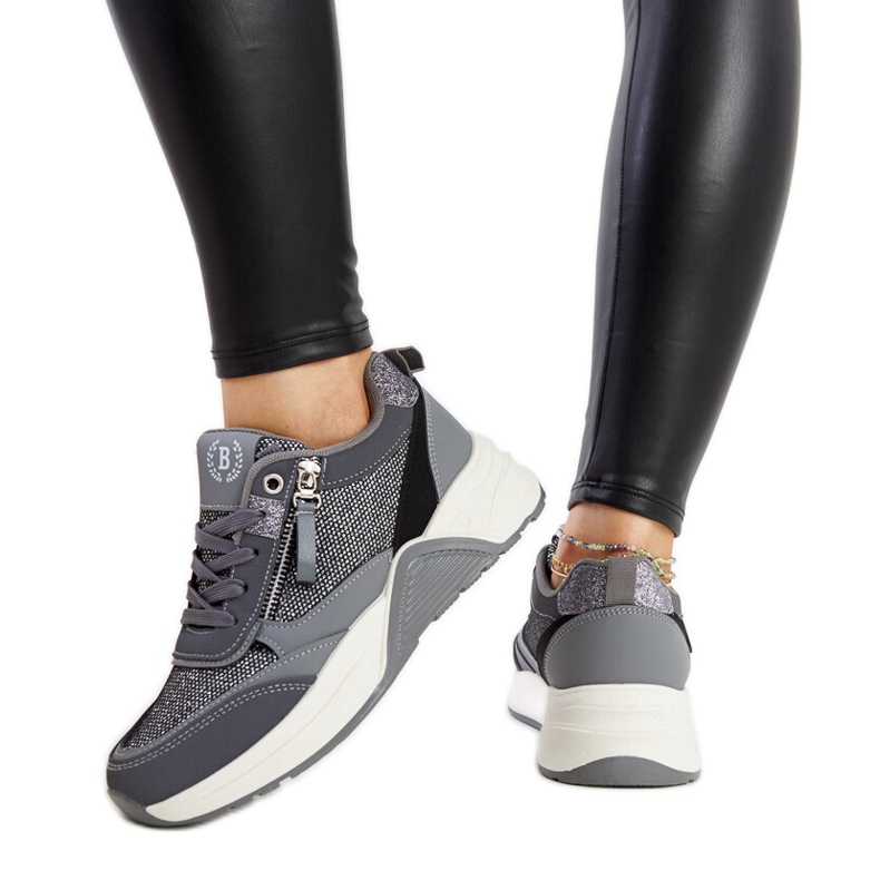 Grau glänzende Sneakers auf der Makda-Plattform