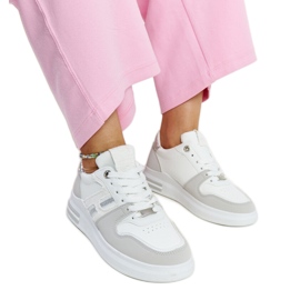 Weiße und graue Sneakers auf der Negisti-Plattform