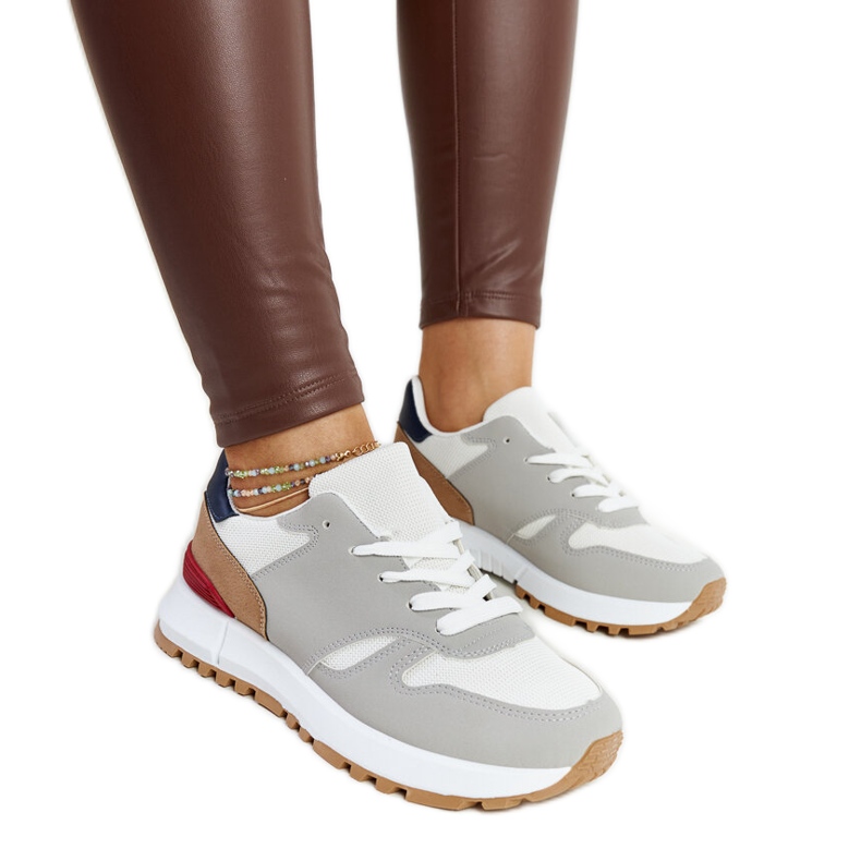 Mehrfarbige Sneaker auf der Sultisz-Plattform grau