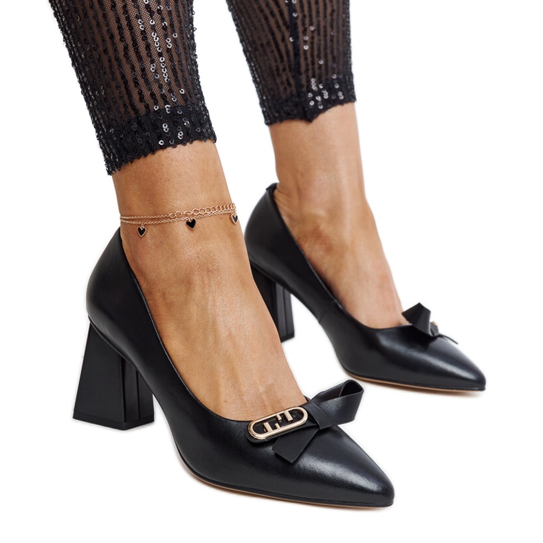 Schwarze Lederpumps mit hohen Absätzen von Vinceza