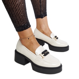 Beigefarbene Lackschuhe mit hohen Absätzen von Vinceza