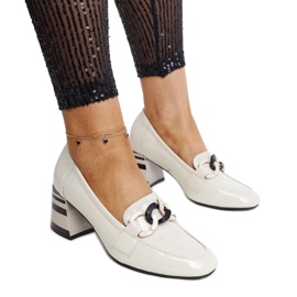 Beigefarbene Lackschuhe von Vinceza