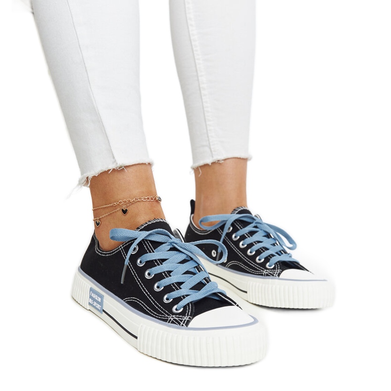 Schwarze Sneakers mit bunten Schnürsenkeln von Jadranka