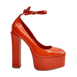 Lacklederpumps auf massivem Plateau und orangefarbenem Ninames-Absatz