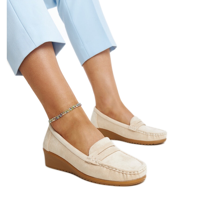 Hellbeige Keilsandaletten aus Wildleder von Sakena