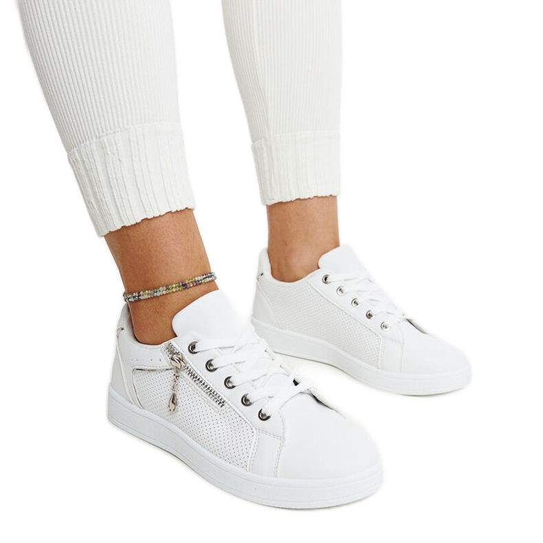 Weiße Sportschuhe mit Chiusi-Perforation verziert