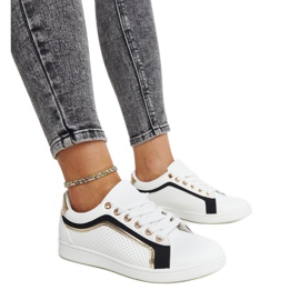 Weiße und schwarze Sneakers auf der Amala-Plattform
