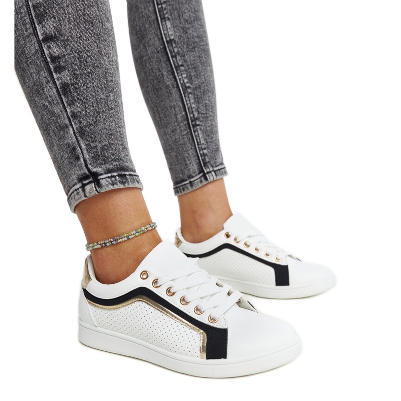 Weiße und schwarze Sneakers auf der Amala-Plattform