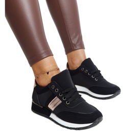 Schwarze Turnschuhe auf einer Nihad-Gummiplattform