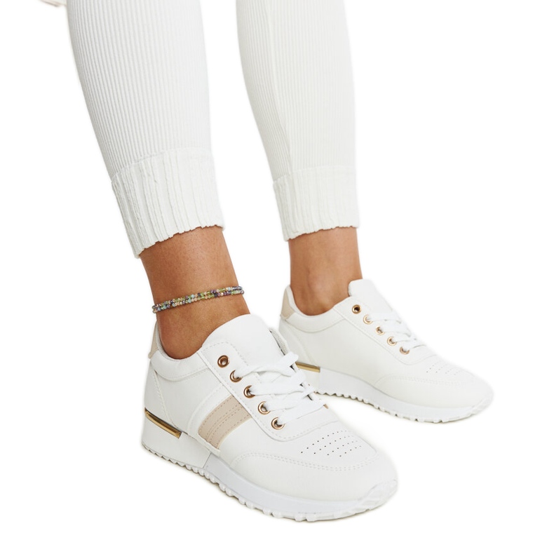 Weiße und beige Sneakers auf der Nihad-Gummiplattform