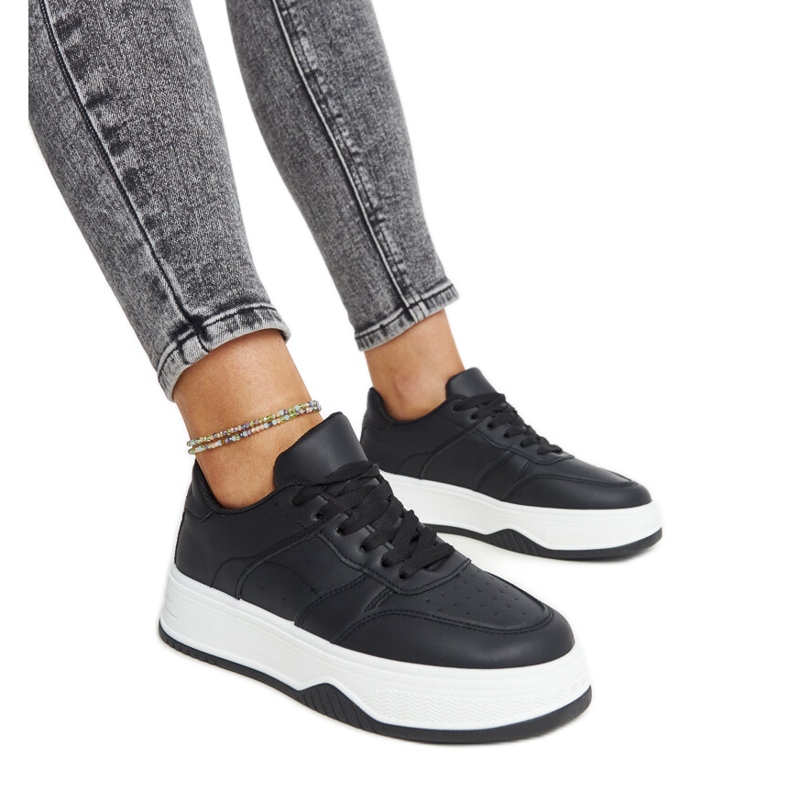 Schwarze Sneaker mit dicker Rafida-Sohle