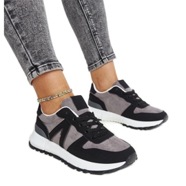 Schwarze und graue Turnschuhe auf der Sanela-Plattform