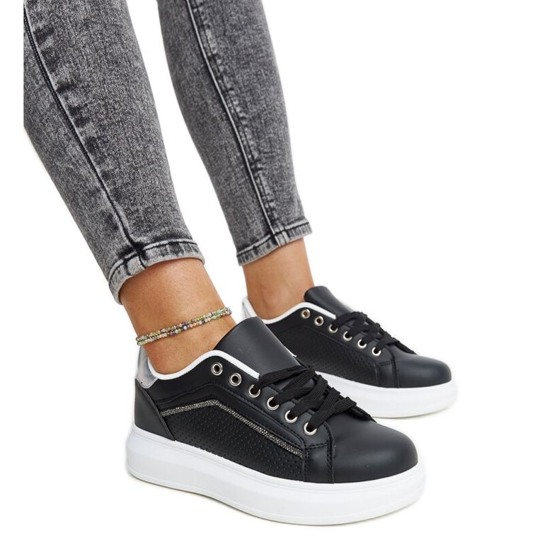 Schwarze Sneakers mit dekorativen Perica-Strasssteinen