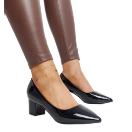Schwarze Lackpumps von Ognjenka mit hohen Absätzen