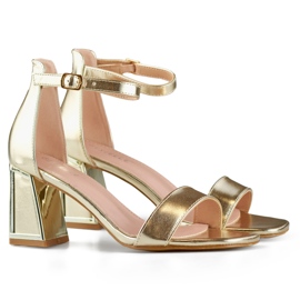 Goldene Damensandalen mit hohen Absätzen und Knöchelverschluss