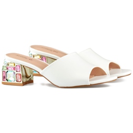 Weiße Damen-Flip-Flops mit niedrigem Absatz und Kristallen