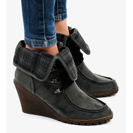 Bequeme Damen-Keilsandalen aus Leder mit eleganter Verzierung beige