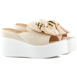 Beige Damenhausschuhe mit Teddybär und Schleife am Keilabsatz