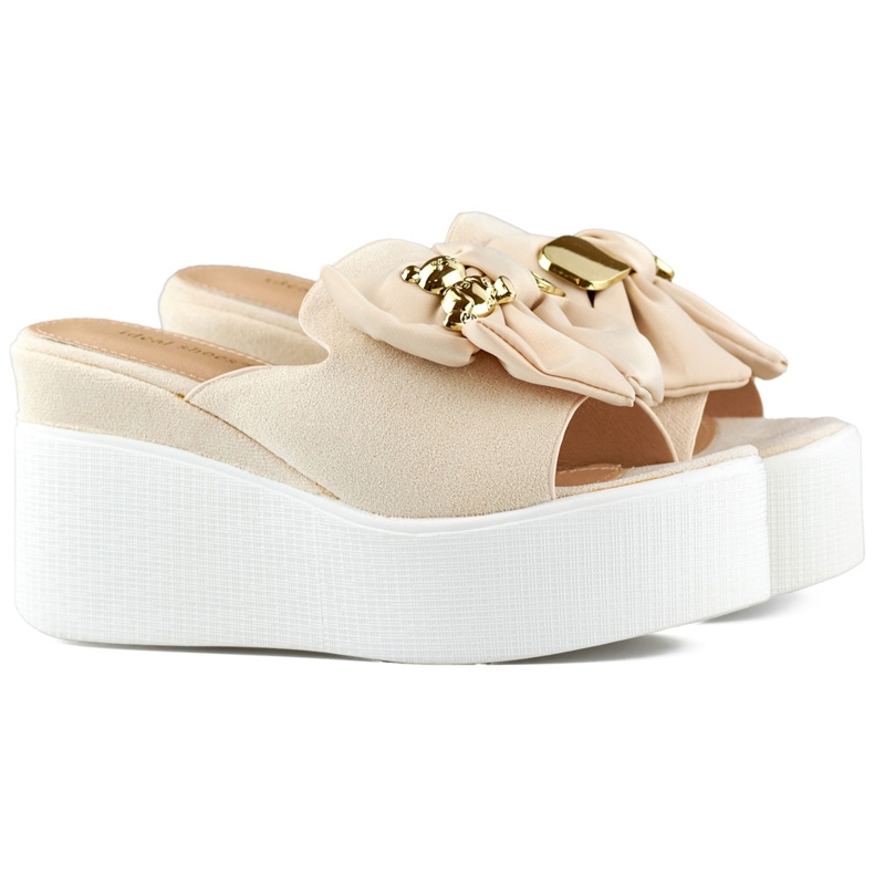 Beige Damenhausschuhe mit Teddybär und Schleife am Keilabsatz