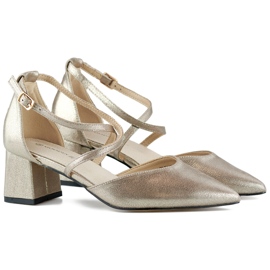 Silberne Pumps mit Riemchen und niedrigem Absatz