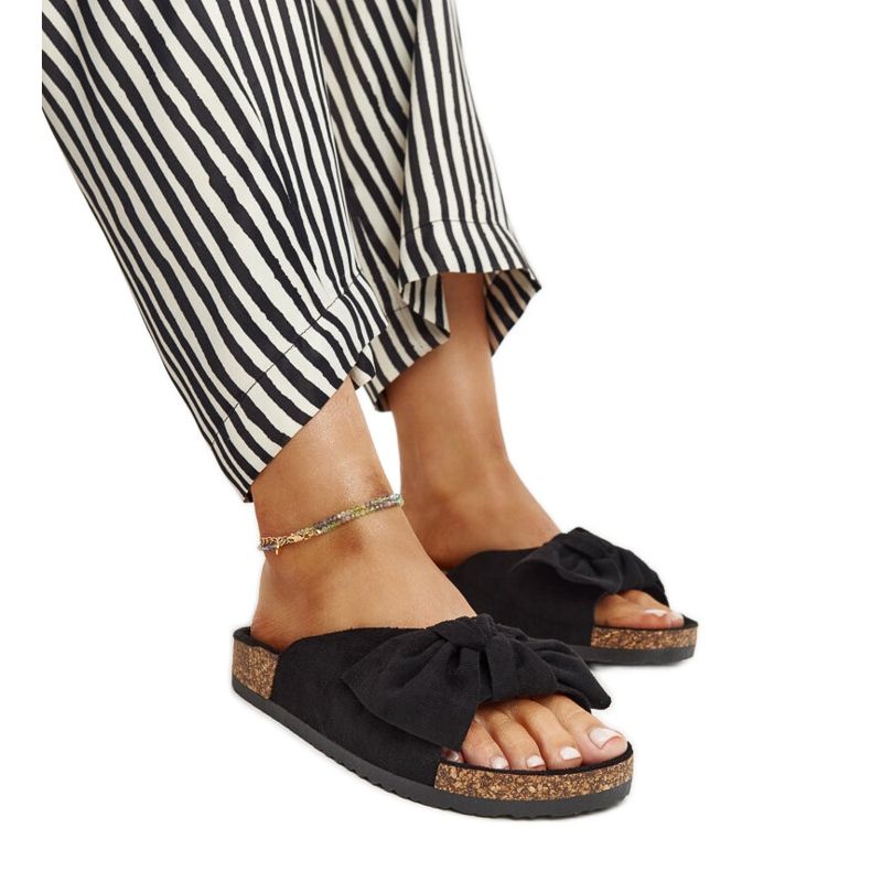 Schwarze Flip-Flops mit Aamu-Korksohle