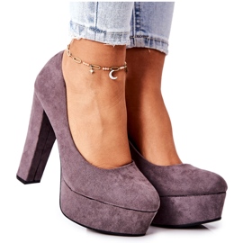 Sweet Shoes Wildleder -Frauenpumpen auf grauer Plattform