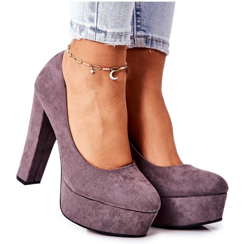 Sweet Shoes Wildleder -Frauenpumpen auf grauer Plattform