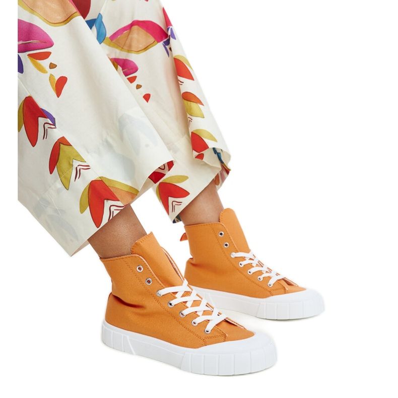 Orangefarbene High-Top-Sneaker von Vinka
