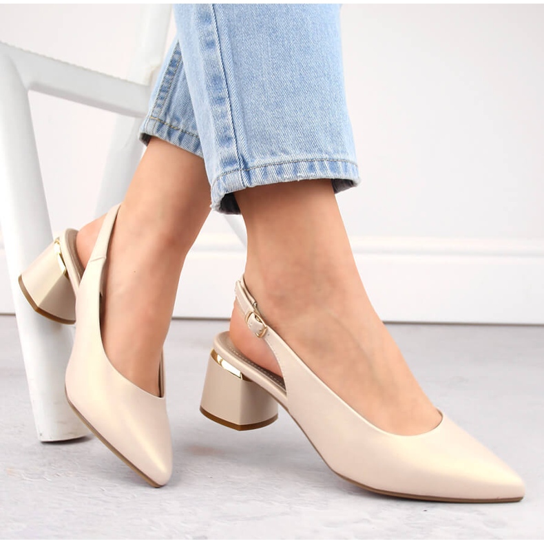 Elegante Damen-Sandalen mit durchgehender Zehenpartie und beigefarbenen Perlen von Sergio Leone SK175